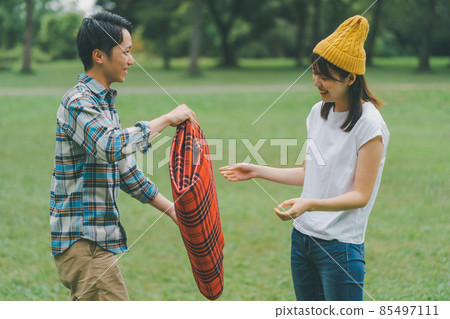 折疊休閒床單的夫婦 85497111