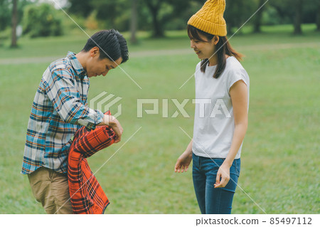 折疊休閒床單的夫婦 85497112