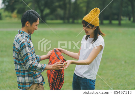 折疊休閒床單的夫婦 85497113