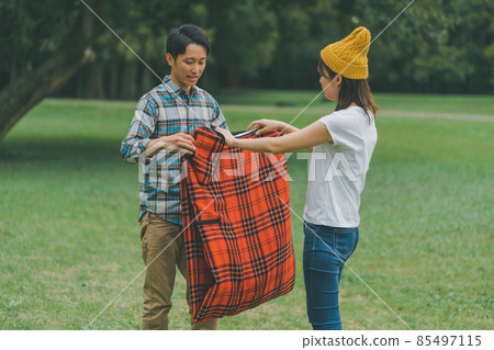 折疊休閒床單的夫婦 85497115