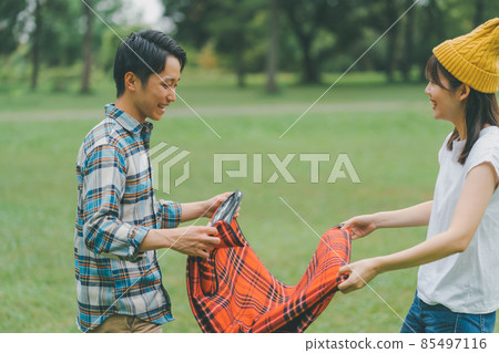 折疊休閒床單的夫婦 85497116