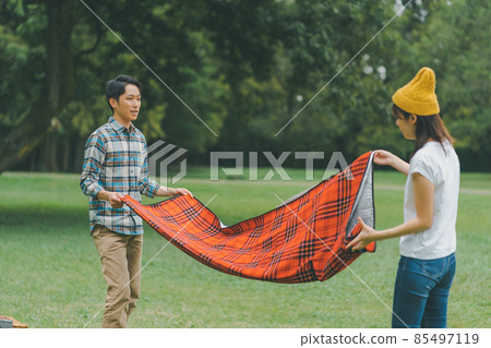 折疊休閒床單的夫婦 85497119