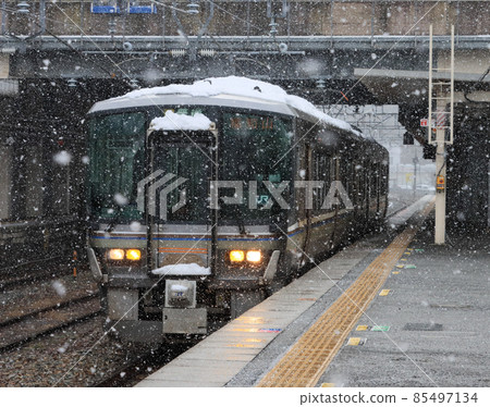 從Snow Shinoyamaguchi站出發,開往福知山的223系列電車 從Snow Shinoyamaguchi站出發,開往福知山的223系列電車 85497134