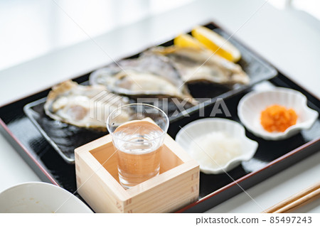 冬季品嚐生牡蠣和清酒 冬季品嚐生牡蠣和清酒 85497243
