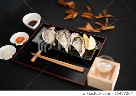 冬季品嚐生牡蠣和清酒 冬季品嚐生牡蠣和清酒 85497264