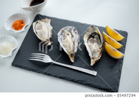 基岩盤上的生太平洋牡蠣，適合冬季口味 85497294