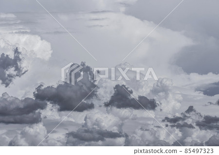 多雲的天空 85497323
