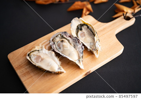 Winter taste raw oysters Winter taste raw oysters 85497597
