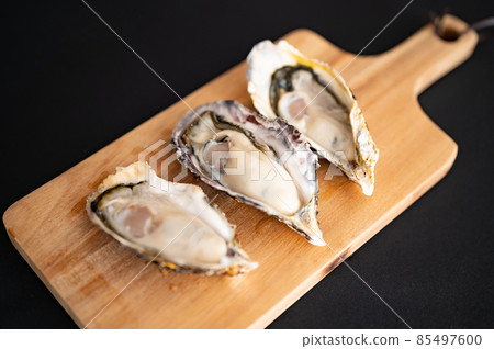 Winter taste raw oysters Winter taste raw oysters 85497600
