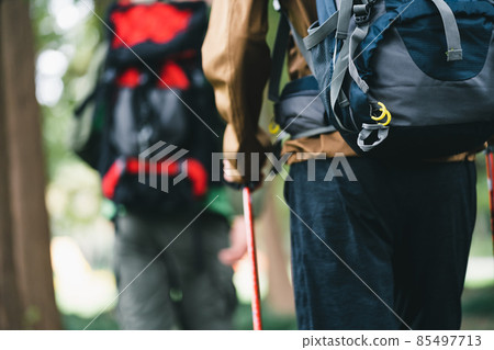 走在山路上的男人 走在山路上的男人 85497713