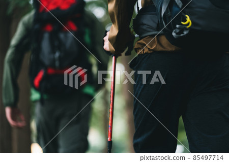 走在山路上的男人 走在山路上的男人 85497714
