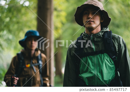 走在山路上的男人 走在山路上的男人 85497717