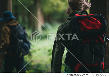 走在山路上的男人 走在山路上的男人 85497727