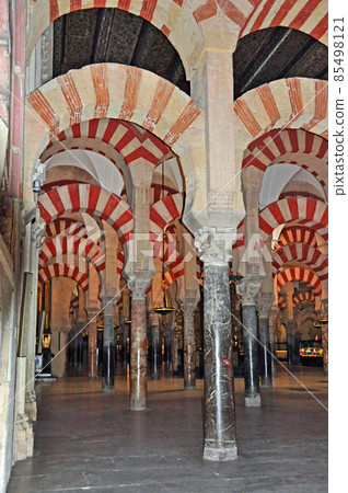 西班牙科爾多瓦世界遺產梅斯基塔柱森林在崇拜期間 西班牙科爾多瓦世界遺產梅斯基塔柱森林在崇拜期間 85498121