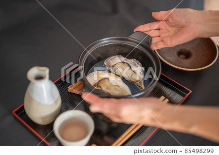 Winter taste steamed oysters and hot sake 85498299