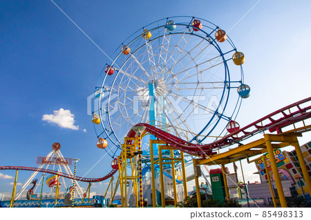 遊樂園的摩天輪和天空風光。請為一個有趣的背景。廣島市 85498313