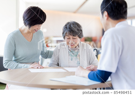 Facility staff explaining to parents and children of long-term care Photo cooperation "LINK FOREST] 85498451