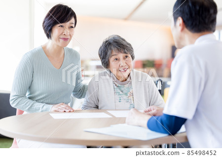 Facility staff explaining to parents and children of long-term care Photo cooperation "LINK FOREST] 85498452
