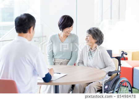 Facility staff explaining to parents and children of long-term care Photo cooperation "LINK FOREST] 85498478