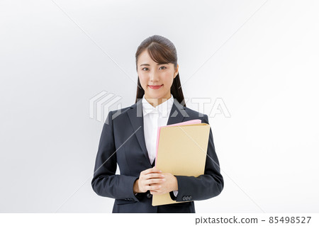 穿著西裝和活頁夾的女人 穿著西裝和活頁夾的女人 85498527