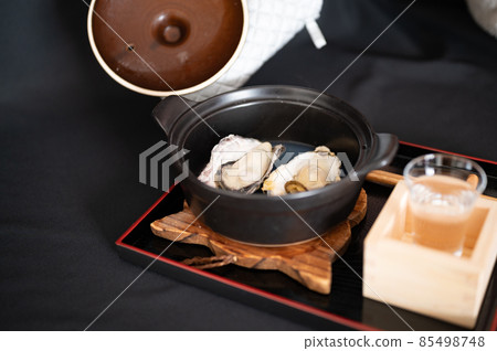 Steamed oysters and sake you want to eat in winter 85498748