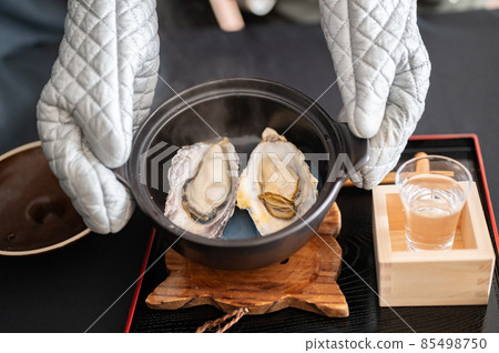 Steamed oysters and sake you want to eat in winter Steamed oysters and sake you want to eat in winter 85498750