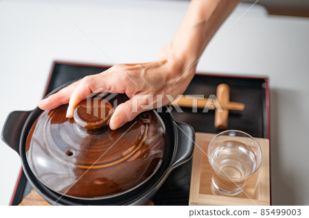 Hot pot for one person and sake 85499003