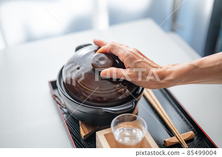 Hot pot for one person and sake 85499004