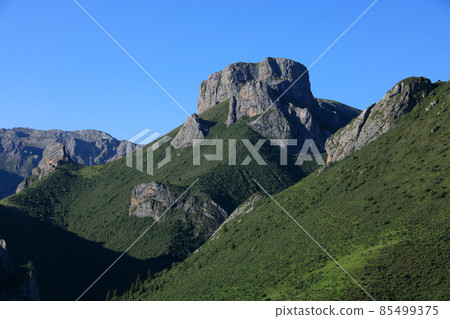 High altitude mountain landscape under blue sky 85499375