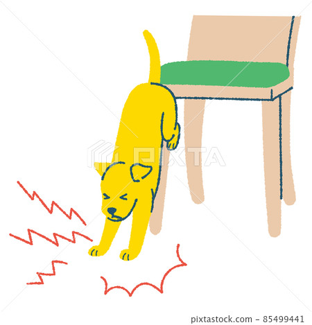 一隻從椅子上跳下來受傷的狗 85499441