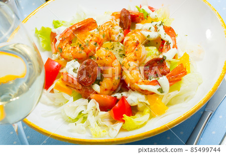 Salad of fried shrimp, sausage and vegetables 85499744