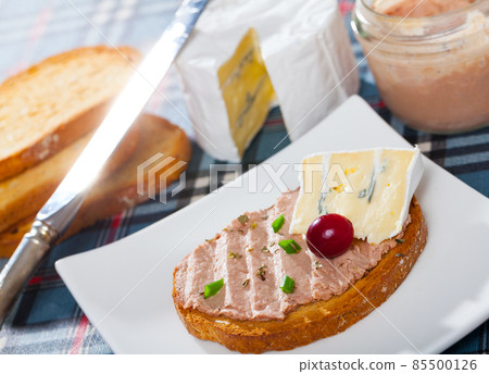 Toast with pate and blue cheese Toast with pate and blue cheese 85500126