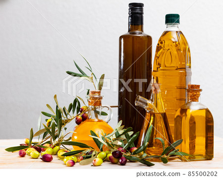 Olive oil in decanters and bottles Olive oil in decanters and bottles 85500202