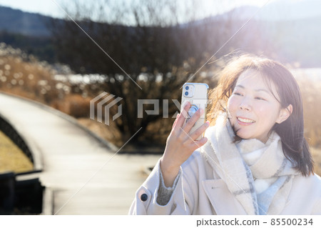 享受冬季旅行的自拍女人 享受冬季旅行的自拍女人 85500234