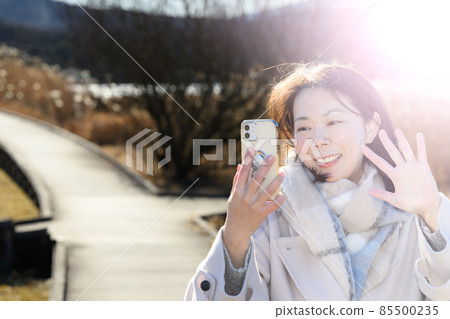 享受冬季旅行的自拍女人 享受冬季旅行的自拍女人 85500235