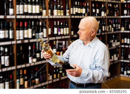 man chooses between red and white wine 85500291