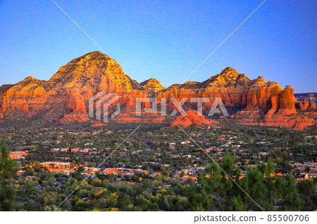The city of Sedona and the mountains of Red Rock from the summit of Airport Mesa at dawn (Big Thunder Mountain) 85500706