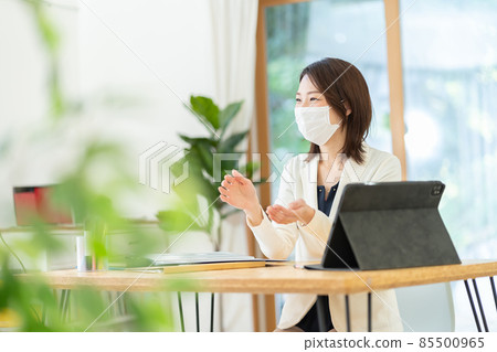 Female business image A businessman wearing a mask 85500965