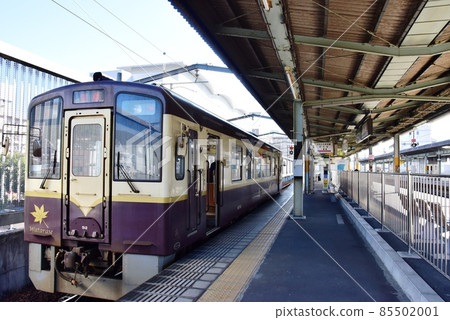 Kiryu City, Gunma Prefecture Kiryu Station Watarase Valley Line platform and regular train (Watarase Valley Railway) 85502001