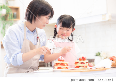 家庭女孩和媽媽們喜歡做熱蛋糕 85502361