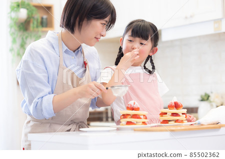 家庭女孩和媽媽們喜歡做熱蛋糕 85502362