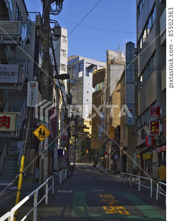 荒涼的陽光小巷和建築街 85502363