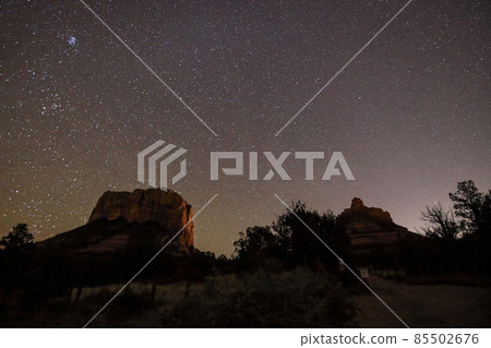星空中的法院小山和亞利桑那州塞多納的鐘岩 85502676