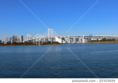 Tokyo's iconic Rainbow bridge crossing Tokyo Bay from Shibaura to Odaiba 85503684
