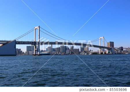 Tokyo's iconic Rainbow bridge crossing Tokyo Bay from Shibaura to Odaiba 85503696