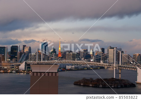 Tokyo's iconic Rainbow Bridge as seen from Odaiba on an overcast day 85503822