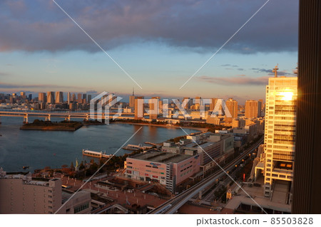 Tokyo's iconic Rainbow Bridge as seen from Odaiba on an overcast day 85503828