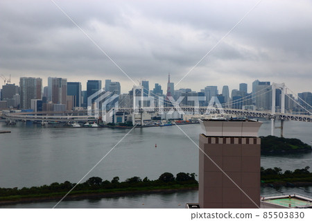 Tokyo's iconic Rainbow Bridge as seen from Odaiba on an overcast day 85503830
