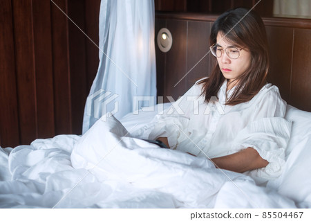 woman having migraine headaches during lying in bed at home. insomnia, sleepless, tired, suffering and stressed concepts woman having migraine headaches during lying in bed at home. insomnia, sleepless, tired, suffering and stressed concepts 85504467