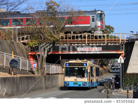 在宿川附近行駛的阪急巴士 在宿川附近行駛的阪急巴士 85505082